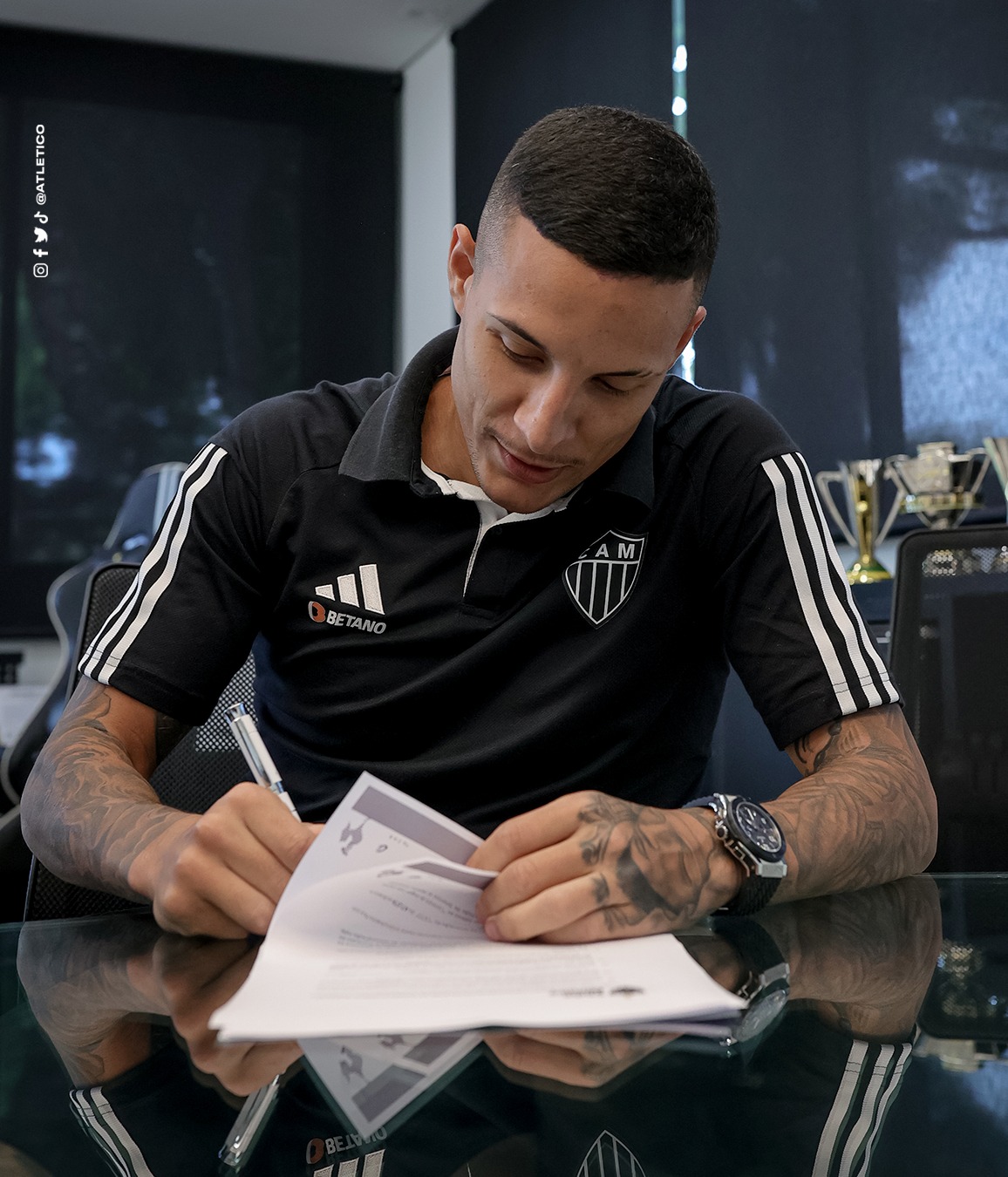 AGORA É OFICIAL GUILHERME ARANA RENOVA NO ATLÉTICO MG ATÉ 2027