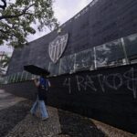 MURO DA SEDE DE LOURDES DO ATLÉTICO É PICHADA COM SEGUINTE FRASE: “4RATO$”.